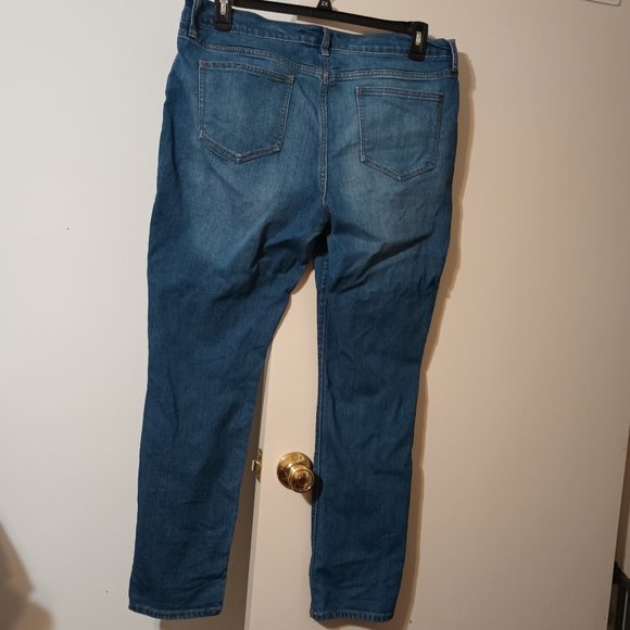EUC ~ Old Navy's The Sweetheart Straight Leg Jean in Medium Blue (Size 16) - Picture 2 of 4